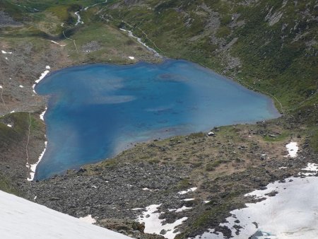 On domine les eaux turquoises du lac Jovet.