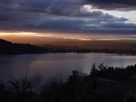 Crépuscule sur le lac d’Annecy.