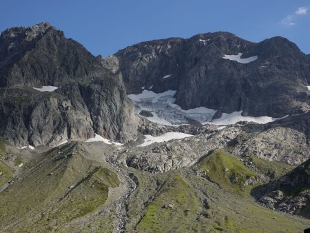 Là-haut, les restes du glacier de Bérard.