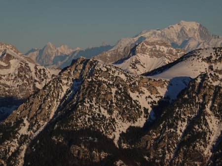 Un regard vers la Dent de Rossanaz, l’Arcalod, le Mont Blanc...