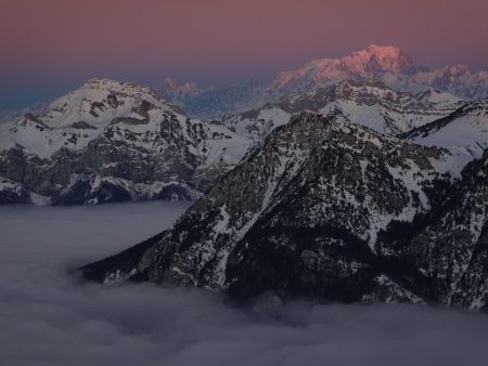 Le Mont Blanc aura la dernière pointe de rouge.