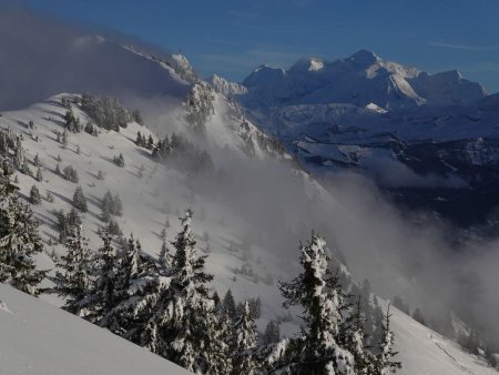 Au loin, le Mont Blanc.
