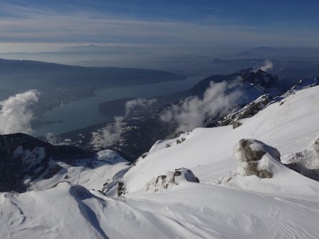 Au sommet, la vue s’ouvre sur le lac d’Annecy.