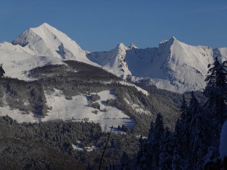 Le Mont Charvin tout en blanc.
