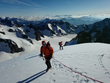 L’équipe dans le rétro depuis le bout d’arête typé Mont Blanc...