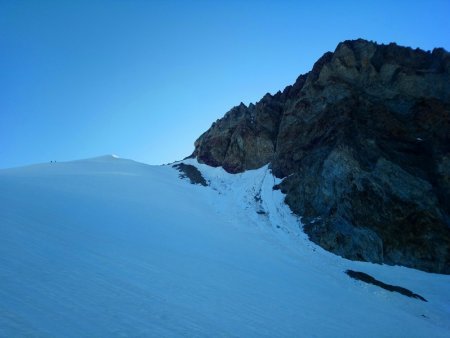 L’Aiguille des Glaciers (3816m) à droite