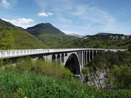 Le pont sur la Roizonne et le Colombier