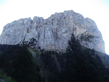 La face imposante du Mont-Aiguille vue du col de l’Aupet
