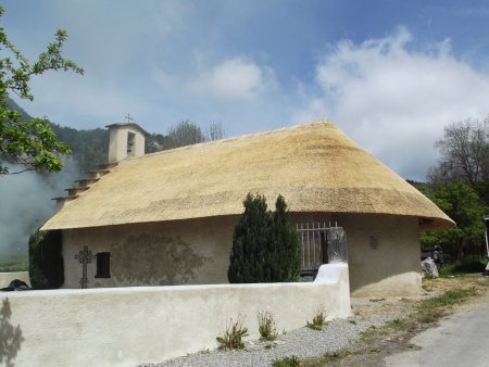Le toit de chaume le jour de son remplacement, le 20 mai 2016