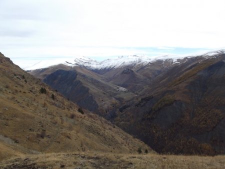 Au-dessus de la vallée du Ferrand, vue sur Besse