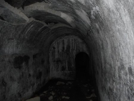 Les tunnels au pied de la face Ouest.