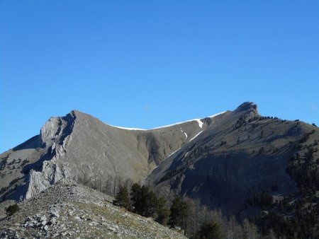 Crête vers le 2eme sommet (non visible) , Pic de Gleize à droite.