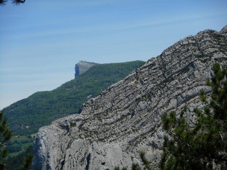 Montagne de la Baume au 1er plan et Montagne de Gache au loin.
