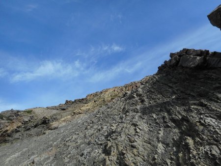 Montée à quatre pattes par le versant sud-est : très raide, rocher tranchant par ici.