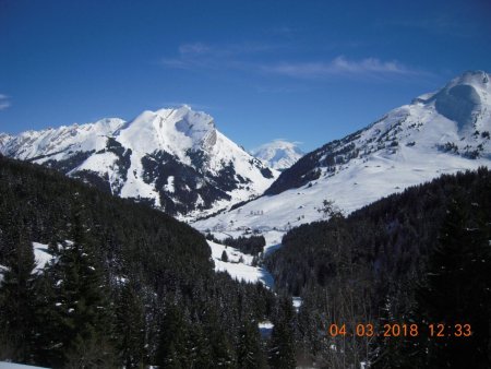 Le Mont Blanc (avec son chapeau) à travers le Col des Aravis