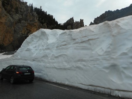 Mur de neige à la casse déserte. Le reste du col est nikel