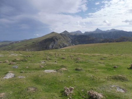 Du sommet d’Utzigaina, une vue vers les sommets de la Pierre Saint Martin