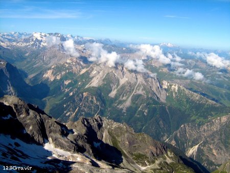 Vue plongeante sur Péclet-Polset, le Petit Mont Blanc et la Crête du Mont Charvet