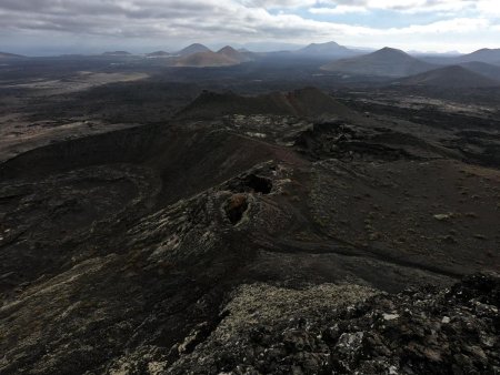 Regard vers les cheminées volcaniques et la Caldera Escondida.