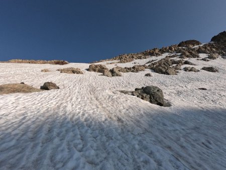 La pente de neige permettant de monter sur l’arête descendant du Pic du Glacier Blanc.