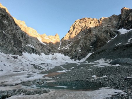 Un petit lac sur le Glacier Noir inférieur.
