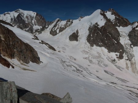 L’Aiguille de Tré la Tête domine le haut du glacier.