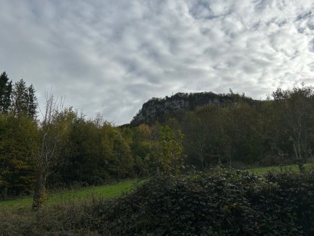 Le Moine de la Vallée, avec la tête du Monolithe, que l’on voit pointer légèrement au pied, sur la gauche de la falaise