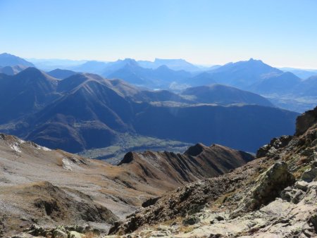 Panorama depuis le sommet : plateau et Pic de Bure entre autres.