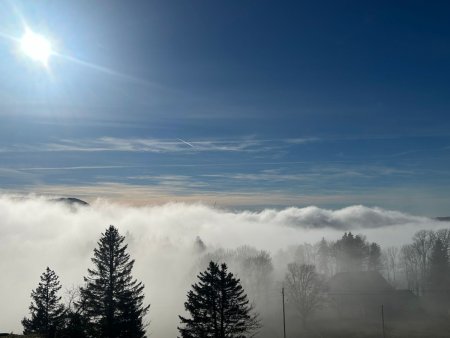 La nappe de brouillard brassée par les éoliennes de La Gittaz, au pied des Aiguillles de Baulmes