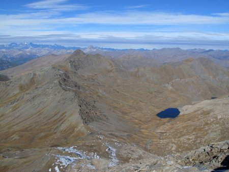 Les flancs dénudés du Grand Queyras (3114 m), dominant le lac Foréant