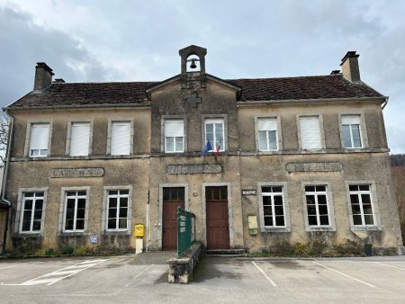 L’ancienne école de Nans-sous-Sainte-Anne, où la non-mixité était la règle. Espérons qu’il n’en est pas de même à la Mairie...