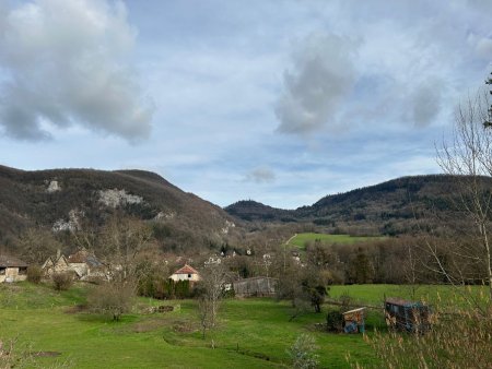 Au départ, vue sur le village, avec, au centre, le Mont Mahoux, qui culmine à 828m