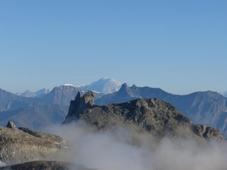 Au premier plan tout à gauche : mont d’Ambin puis au centre, dents d’Ambin, Grand Roc Noir, Grande Motte et Mont Blanc au fond