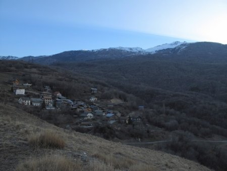Le hameau de la Porte et le Mont Brequin, 2200 mètres plus haut