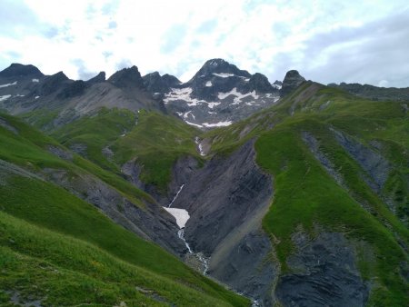 Le Pic de Parières, versant nord, dans la descente vers Navette depuis les Près de Lauplat