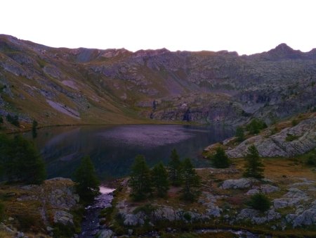 «Grand» Lac de Vens au matin et son refuge (au fond sur le promontoire rocheux)