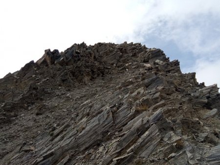 Les rochers brisés à gravir pour rejoindre le sommet...