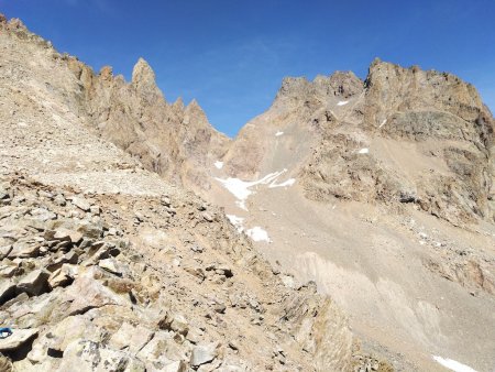 L’ancien glacier de Clouzis avec le clocher de Clouzis et au fond le Pic de Clouzis (3465m)