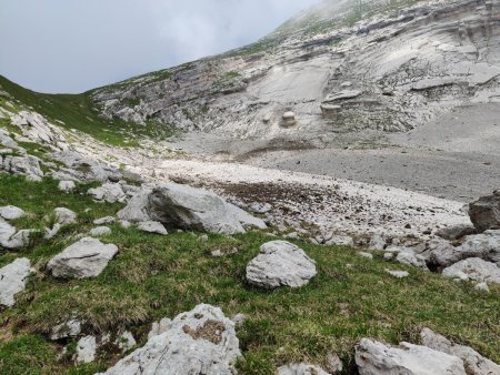 Le cirque de la solitude, en contrebas du Passo di Valbona à gauche 