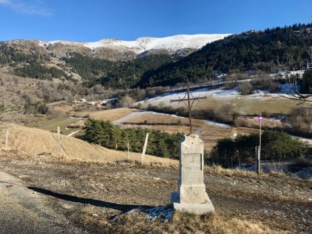 Croix de Jean Moutet sur la route du Col de l’Allimas