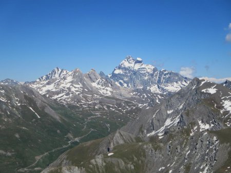 Le col Vieux (2806m), le Pain de Sucre (3208m), le Pic d’Asti (3220m), et le mont Viso surplombant le refuge Agnel de 1200m 