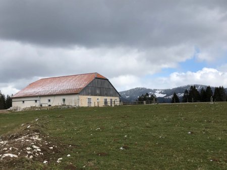 La ferme du Petit Vitiau, à la sortie de l’hiver. Le berger n’a pas encore pris ses quartiers d’été