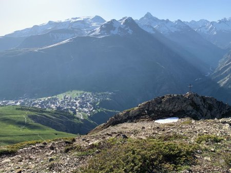 Retour à l’antécime avec vue sur l’Alpe de Venosc