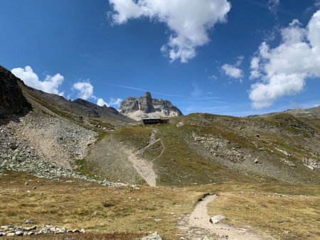 Le refuge du Mont Thabor devant le Cheval Blanc