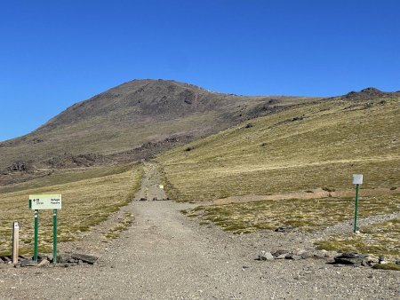La piste est obstruée par des pierres à Alto del Chorrillo, c’est ici qu’on prend un petit sentier sur la droite
