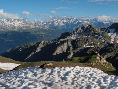 Les petits cumulus s’acharnent sur le Mont Pourri, Bellecôte, les glaciers de la Vanoise.