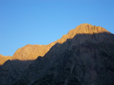 Tôt le matin, la lune et lever de soleil sur la chaîne du Grand Armet.