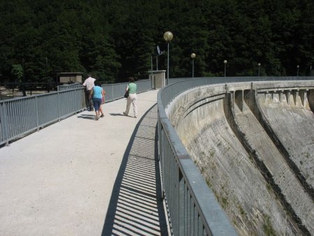 Passage libre sur le barrage.