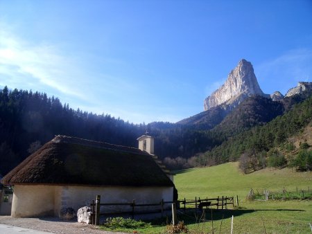 Chapelle au toit de chaume et Mont Aiguille