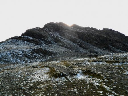 Au Col de l’Iseran, le Soleil se couche derrière la Pointe des Lessières.